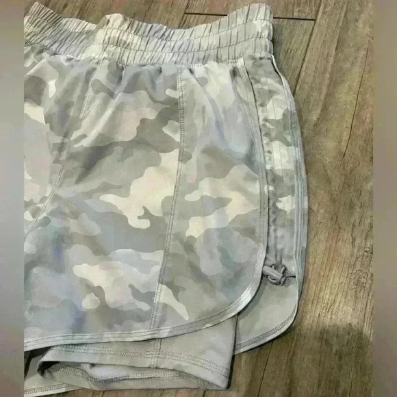 Avia active white/grey camouflage active shorts size small - Picture 6 of 8